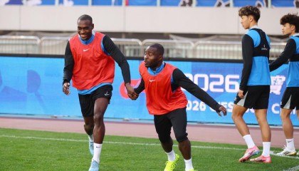 新葡京官网-中超大连英博vs武汉三镇踩场图片分享，玩配对，看看谁牵了谁的手|斯坦丘|马马杜|冯劲|阿奇姆彭|廖锦涛_新浪体育_新浪新闻