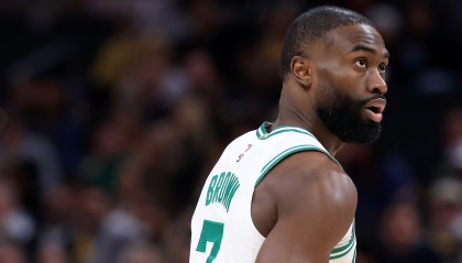 依旧稳定！杰伦·布朗29中15砍下33分11板3助 仅2次罚球